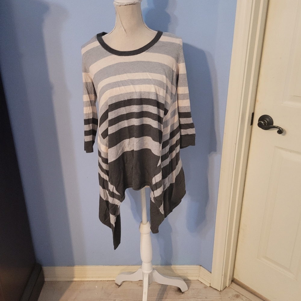 Jessica Simpson Maternity Medium top